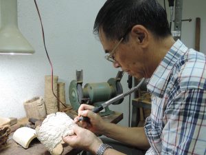 除了雕刻刀，梁利昌亦會使用打磨機雕刻，他形容打磨機如雕刻家的筆。 (杜世安攝)