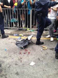 壽富街有女示威者受傷，傷者被帶走後，現場留下一灘血跡。 （李雪瑩攝）