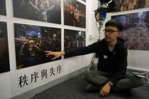 陳朗熹以攝於旺角佔領區的一幅作品參與「我對眼就係證據──香港一年民間報告」攝影展。（受訪者提供）