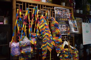 街坊都積極參與「土家織織團」，利用循環再用的毛冷編織成各類冷製品。