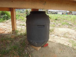 旱廁下方備有膠桶，待存夠一定份量的排泄物時便可拿走。