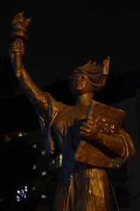 屹立於香港中文大學的民主女神像，象徵著大學生追求民主自由的心。