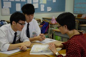 楊慧玲與同學討論通識課本的議題。