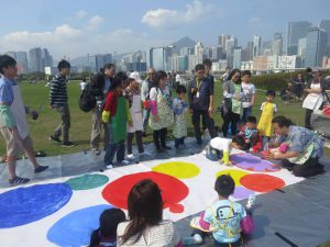 圓圈繪畫在香港的發展時間尚短，初次接觸的成人與小孩，都被色彩繽紛的圓形吸引。