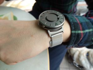 Walter哥哥送贈給他的手錶，可讓視障人士能隨時知道時間。