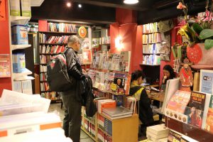 人民公社店面雖然狹小，但藏書豐富，吸引不少遊客駐足閱讀。