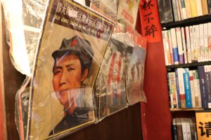 店裏佈置了不少有毛澤東肖像的裝飾品。