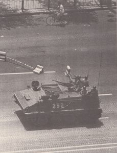 陳天權於清場後所拍攝的照片，可清晰看見坦克車及手拿步槍的士兵。（圖片來源：《悲壯的民運》 明報出版社）